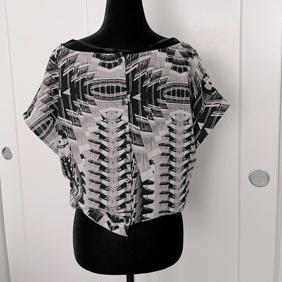 6𝒇𝒐𝒓$50 H&M crop top, back button shirt sleeve sizeS - Picture 2 of 7